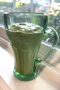 kiwi avocado breakfast smoothie