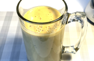 HOW TO MAKE A PINEAPPLE AND KIWI FRUIT SMOOTHIE