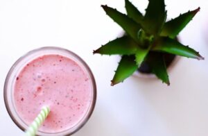 Anti-Inflammatory Pineapple, Strawberry and Ginger Smoothie