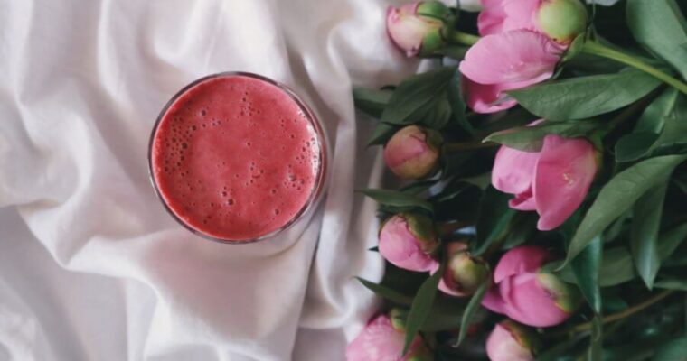 BERRIES AND SPIRULINA SMOOTHIE FOR GLOWING SKIN