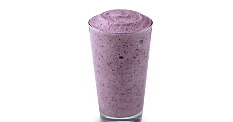 BERRIES AND YOGURT CLEANSING SMOOTHIE TO RELIEVE CONSTIPATION