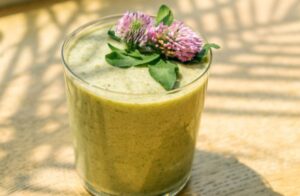 Detoxifying Smoothie with Pineapple and Ginger