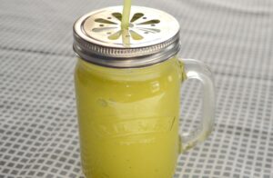 Clear Skin Smoothie with Pear, Apple and Lettuce