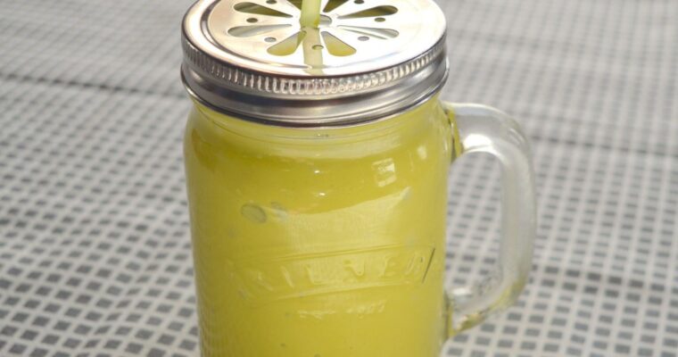 PEAR APPLE AND LETTUCE SMOOTHIE FOR CLEAR SKIN