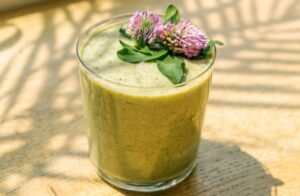 Pineapple and Spinach Detox Smoothie