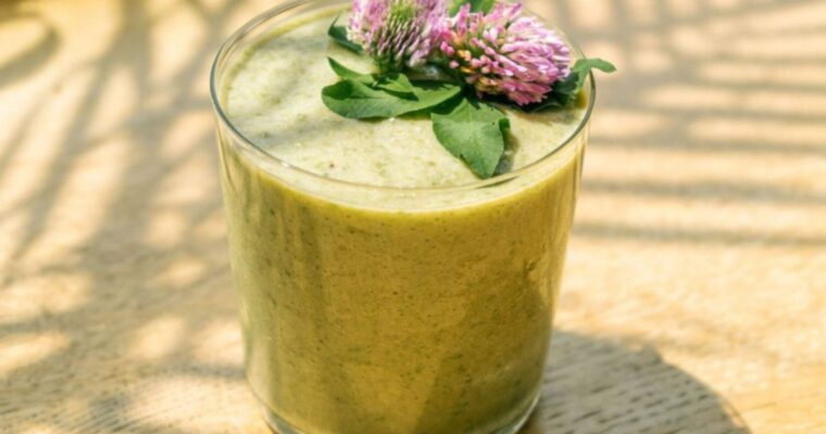 PINEAPPLE AND SPINACH DETOX SMOOTHIE