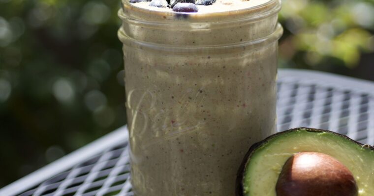 BLUEBERRIES, AVOCADO AND KALE SMOOTHIE FOR CLEAR SKIN